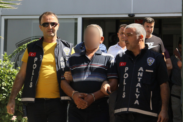 Antalya'da baltalı gaspçı tutuklandı - Resim: 0