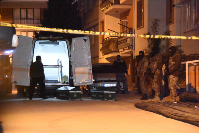 Adana'da polis aracına saldırı düzenleyen teröristlerden 2'si etkisiz hale getirildi - Resim: 0