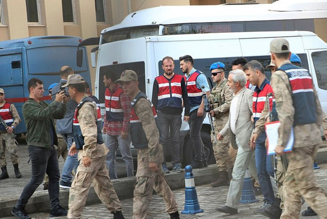 'Ters kelepçe' iddiasını Jandarma yalanladı Fatih Portakal özür diledi - Resim: 0