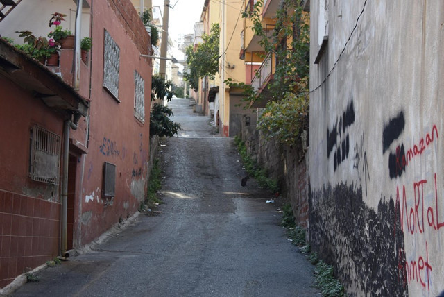 İzmir'de çocukların yokuştan yuvarladığı kamyon lastiği can aldı - Resim: 0