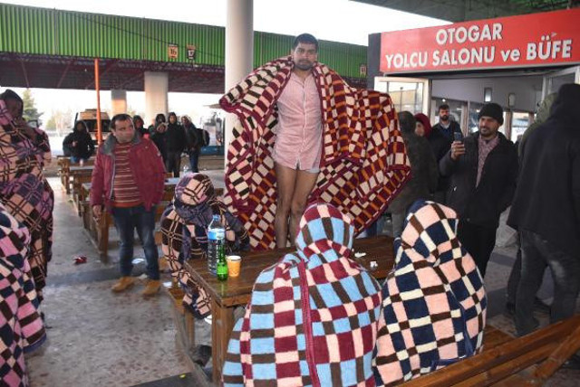 Yunan polisi göçmenleri dövüp, çıplak halde geri gönderdi - Resim: 0