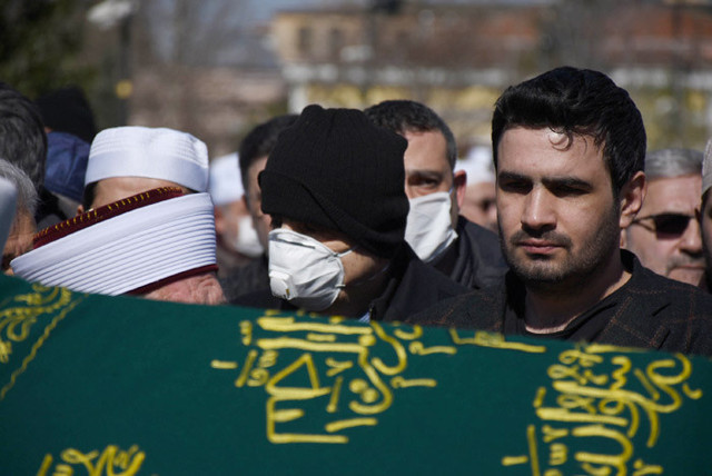 Abdullah Ustaosmanoğlu'nun cenaze töreninde koronavirüs önlemi - Resim: 0