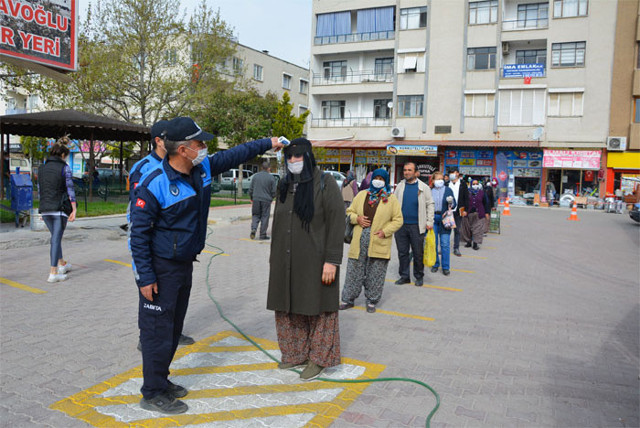Antalya'nın Korkuteli’nde pazarda 1 kilometrelik kuyruk - Resim: 0