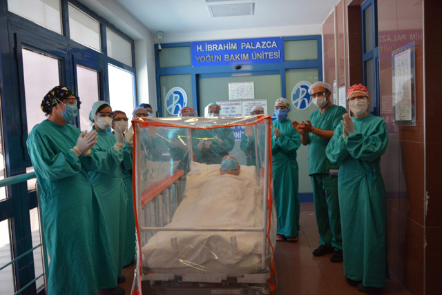 Denizli'de koronavirüs hastası yoğun bakımdan çıktı mutluluğu gözlerinden okundu - Resim: 1