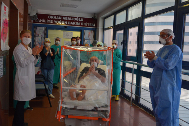 Denizli'de koronavirüs hastası yoğun bakımdan çıktı mutluluğu gözlerinden okundu - Resim: 0