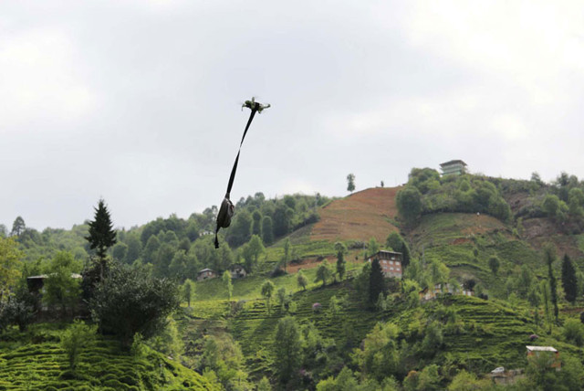 Rizeli muhtar drone ile maske dağıtıyor - Resim: 2