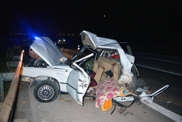 Adana'da feci kaza anne öldü baba ve 3 kızı ağır yaralandı - Resim: 0