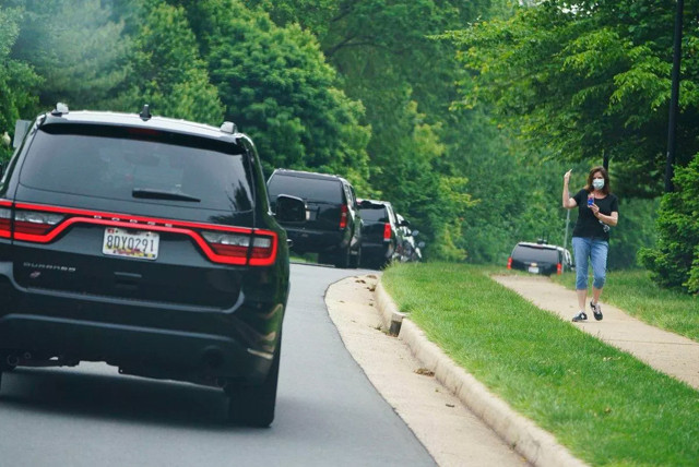 ABD bu iki fotoğrafı konuşuyor! Trump'ın golf keyfini fena kaçırdılar - Resim: 1