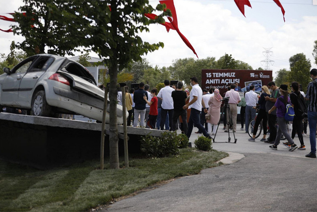 15 Temmuz’da tankın ezdiği otomobil anıt oldu - Resim: 0