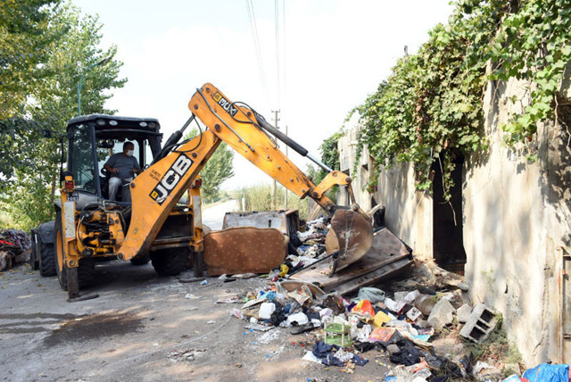 Mersin'de kötü kokuların geldiği evden 8 kamyon çöp çıkarıldı - Resim: 0