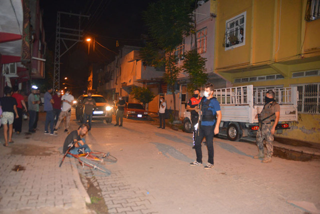 Adana'da evli kadına mesaj atıp tacizde bulunduğu iddia edilen şüpheli darp edildi - Resim: 0