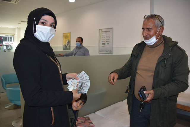 Batmanlı Sevim hesabına yanlışlıkla gönderilen 20 bin doları iade etti - Resim: 0