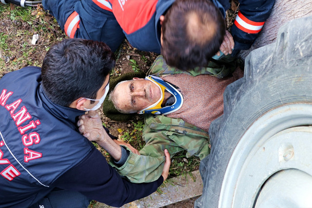Manisa'da traktörün altında kalan yaşlı adam itfaiye tarafından kurtarıldı - Resim: 1
