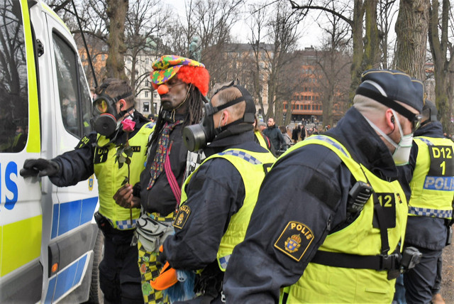 Kendilerine 'Milenyum' diyorlar! İsveç'te yüzlerce kişi Covid-19 tedbirlerini protesto etti - Resim: 0