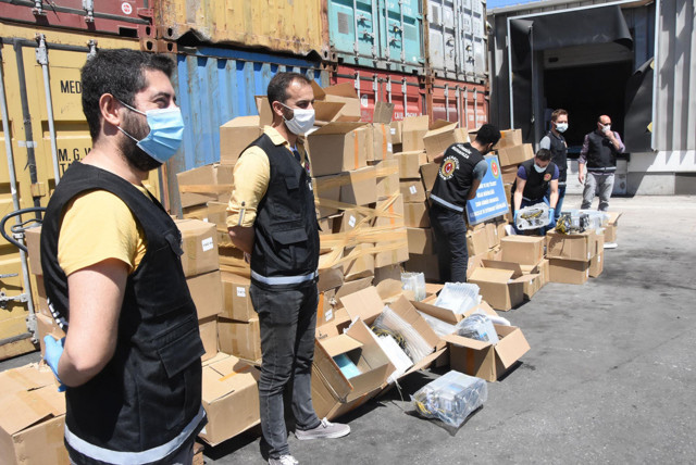 İzmir'de kaçak yollarla ülkeye sokulan 501 kripto para üretim makinesi ele geçirildi - Resim: 0