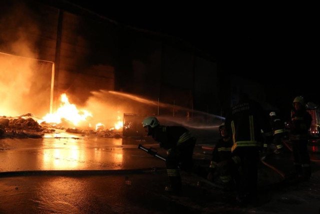 Antalya'da plastik fabrikasında yangın çıktı - Resim: 1
