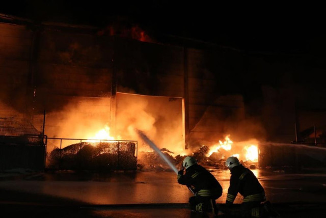 Antalya'da plastik fabrikasında yangın çıktı - Resim: 0