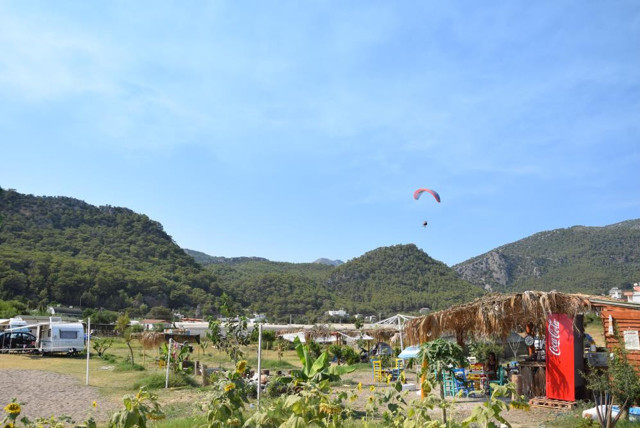 Antalya Kumluca'da 80 genç bir oldu! Paraşüt ve paramotorlarla ormanları koruyorlar - Resim: 0