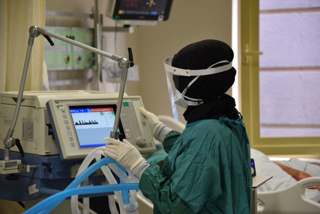 Aşı olmayan Covid-19 hastaları pişmanlıklarını anlattı: '2 iğne olacakken şimdi 52 iğne yiyorum' - Resim: 2