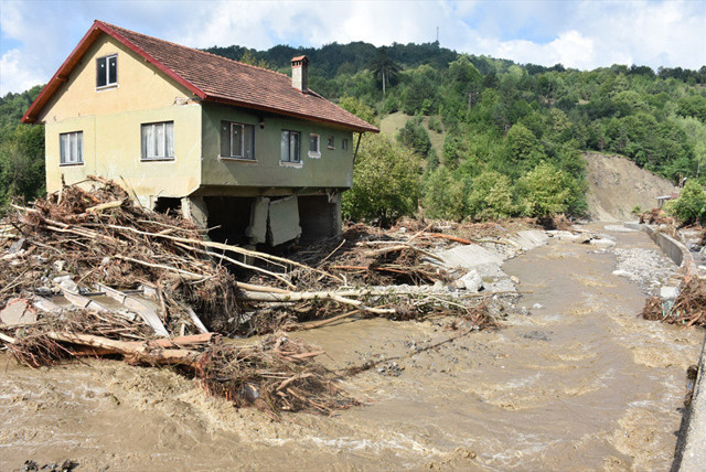 Bartın'daki selden kurtulan çift: 75 yaşındayım bu yaşıma kadar böyle bir şey görmedim - Resim: 0