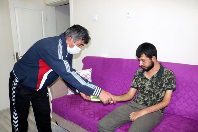 Sivaslı genç 5 yıldır güneşe hasret! Dışarı çıkınca burnundan sıvı akıyor - Resim: 0