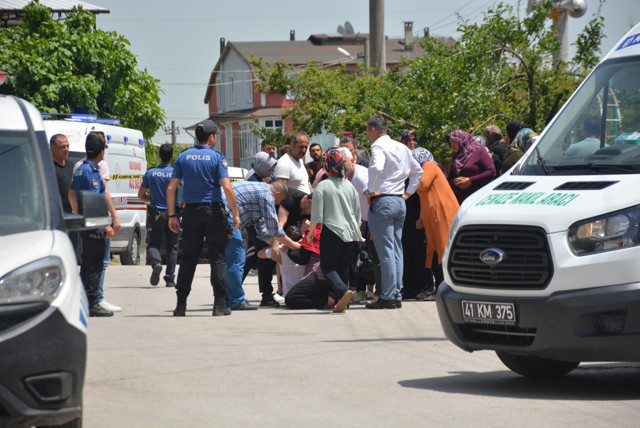 Boşanma kararı çıktı, balkondan girdiği evde katliam yaptı! Karısını öldürüp intihar etti, kızı da ağır yaralı - Resim: 3