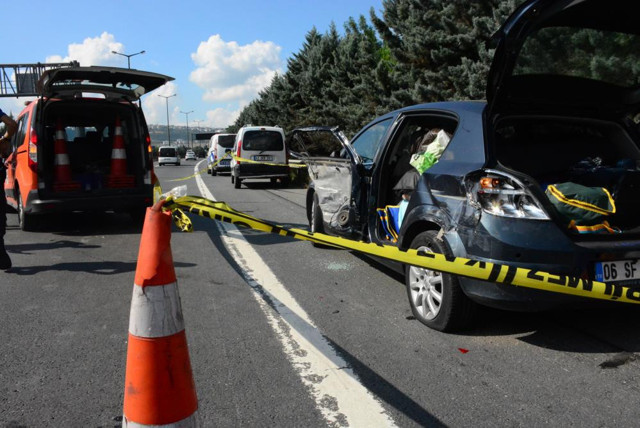 TEM'de korkunç kaza! Lastik değiştirirken önce kamyonet çarptı, sonra otomobil üstünden geçti - Resim: 0
