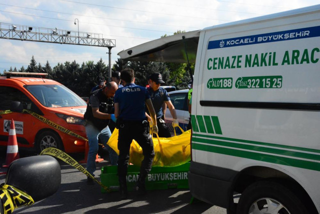 TEM'de korkunç kaza! Lastik değiştirirken önce kamyonet çarptı, sonra otomobil üstünden geçti - Resim: 1