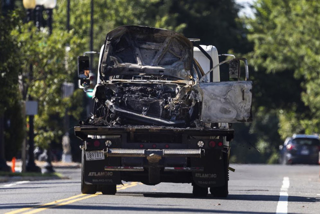 ABD'de saldırı girişimi: Kongre binasına aracıyla girmeye çalışan şahıs intihar etti! - Resim: 1