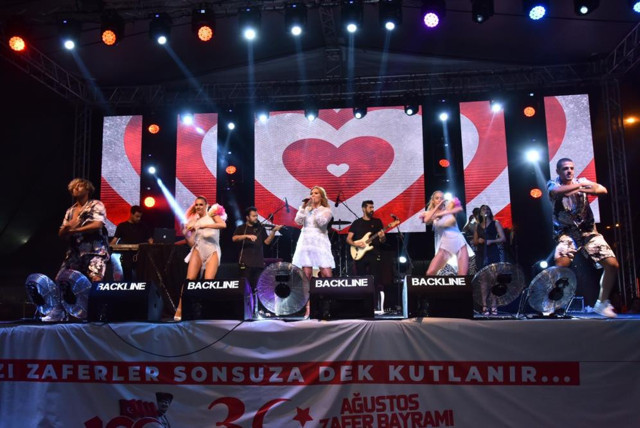 Demet Akalın şaşırdı! Şampanya davasından sonra bakın bu kez izleyenlere ne yaptı - Resim: 1