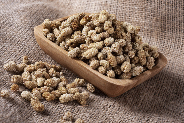 Yüzünüze renk gelecek, cildiniz parlayacak! Günde bir bardak dut suyu için tazelenin! - Resim: 1