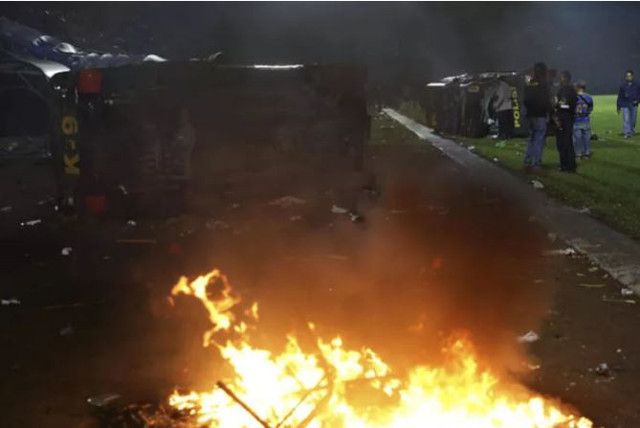 Endonezya'da futbol maçında ortalık savaş alanına döndü! 174 kişi öldü - Resim: 2