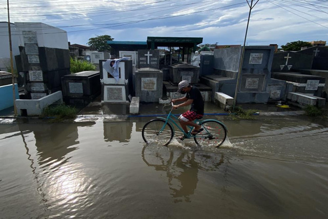 Tropik Fırtına Nalgae Filipinler'i vurdu: 1 milyon kişi evini terk etti, can kaybı 100’ü aştı! - Resim: 2