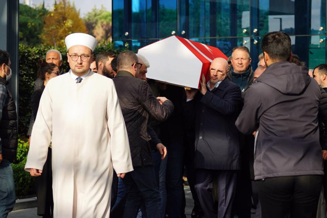 Hıncal Uluç'a veda! Duayen gazeteci son yolculuğuna uğurlandı! - Resim: 4