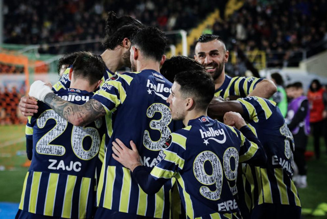 Fenerbahçe Alanya'da geriden gelip kazandı! Liderle puan farkı 6'ya düştü! - Resim: 2