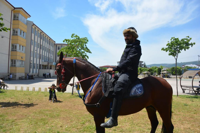 Seçimden renkli görüntüler! Oy kullanmaya atıyla geldi: Meraklı gözlerle izlediler! - Resim: 0