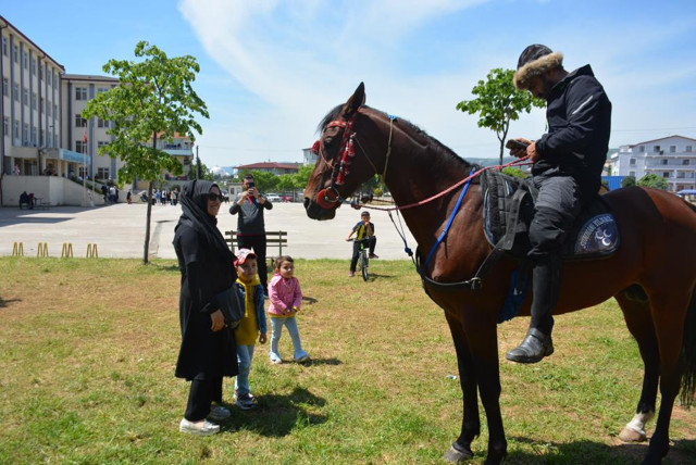 Seçimden renkli görüntüler! Oy kullanmaya atıyla geldi: Meraklı gözlerle izlediler! - Resim: 1