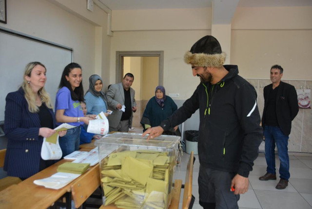 Seçimden renkli görüntüler! Oy kullanmaya atıyla geldi: Meraklı gözlerle izlediler! - Resim: 2