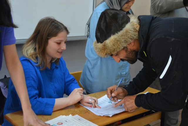 Seçimden renkli görüntüler! Oy kullanmaya atıyla geldi: Meraklı gözlerle izlediler! - Resim: 3