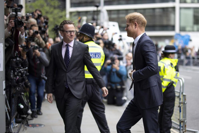 İngiltere Kraliyet ailesinde 130 yıl sonra bir ilk: Prens Harry hakim karşısında! - Resim: 0