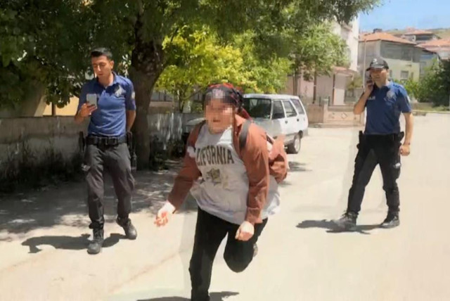 Aksaray'da intihar girişimi! Kendinden geçen kadın zor anlar yaşattı: Polise bıçakla, gazetecilere taşla saldırdı! - Resim: 2