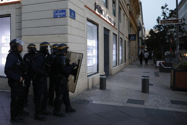 Fransa sokakları yangın yeri! Protestolar şiddetini arttırdı: Polis ile göstericiler arasında arbede çıktı! - Resim: 0