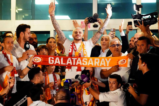 Mauro Icardi, İstanbul’a geldi taraftara üçlü çektirdi Wanda Nara pankartı - Resim: 1