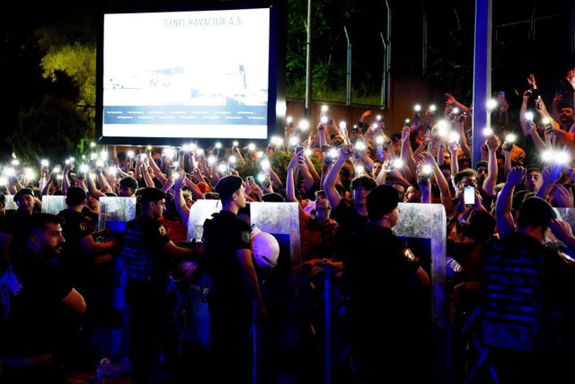 Mauro Icardi, İstanbul’a geldi taraftara üçlü çektirdi Wanda Nara pankartı - Resim: 0