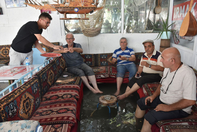 Su kanalı geçen kahvehanede çaylarını yudumlayıp serinliyorlar - Resim: 0