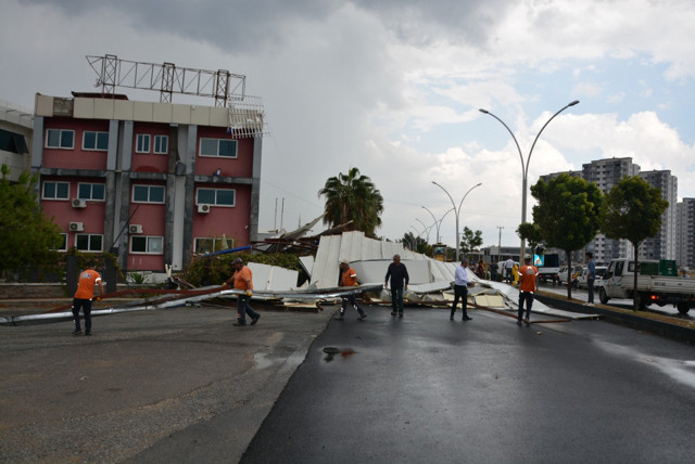 Mersin'in Tarsus ilçesinde fırtına ve sağanak etkili oldu: Okulun çatısı uçtu - Resim: 2