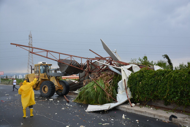 Mersin'in Tarsus ilçesinde fırtına ve sağanak etkili oldu: Okulun çatısı uçtu - Resim: 1