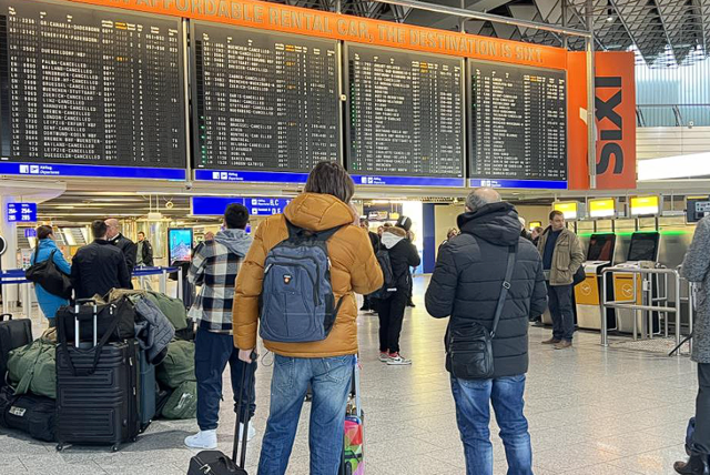 Havalimanında işçiler greve gitti: 800 uçuş iptal edildi - Resim: 2