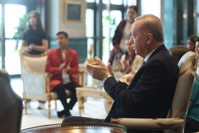 Cumhurbaşkanı Erdoğan, Türk dünyası çocukları ve TRT Çocuk Şenliği konuk çocuklarıyla bir araya geldi - Resim: 1