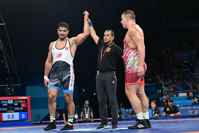 Milli güreşçi Taha Akgül, Macar rakibini 8-0 yenerek Paris 2024'te yarı finale yükseldi - Resim: 0
